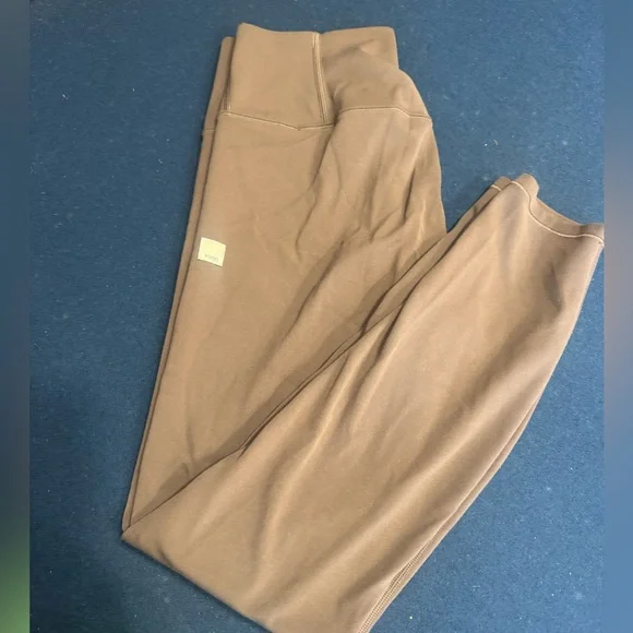 Vuori brown super soft leggings🤎first & last pic are most accurate color match - Picture 2 of 8
